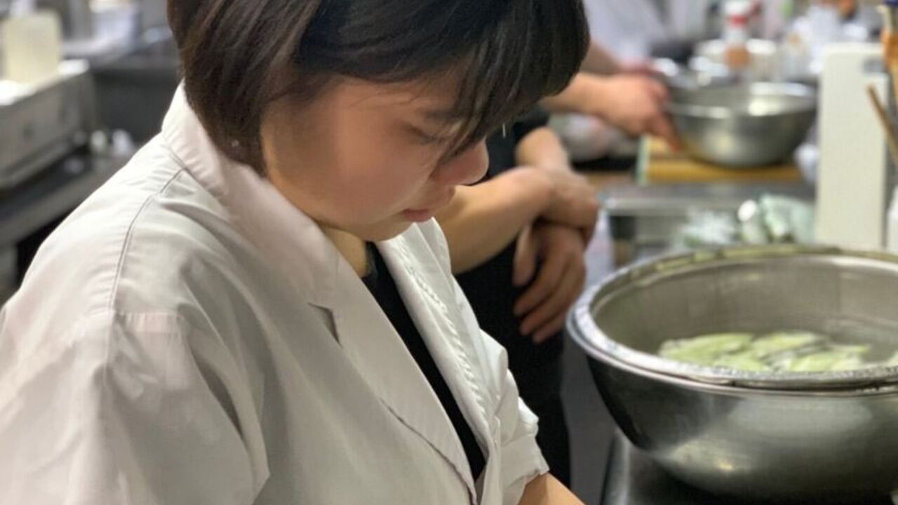 天空の月で働く人の写真1枚目