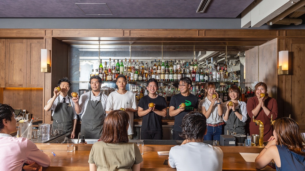 本社で働く人の写真1枚目