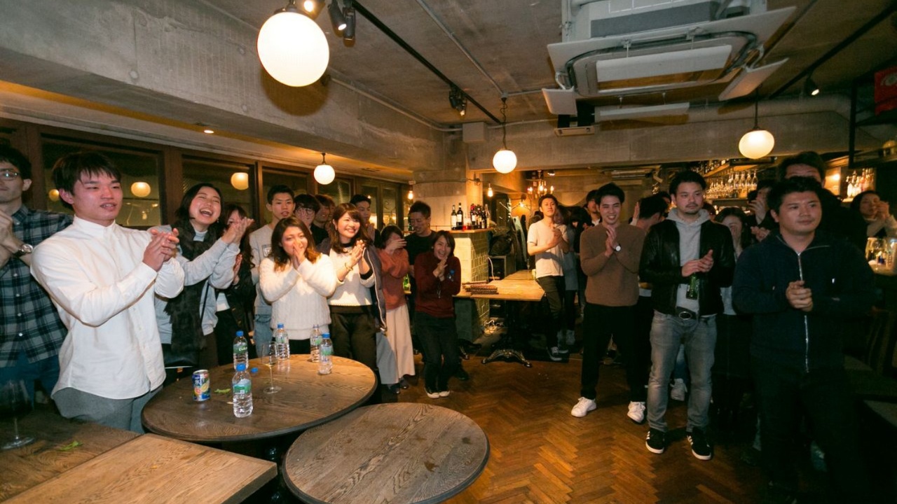 本社で働く人の写真2枚目