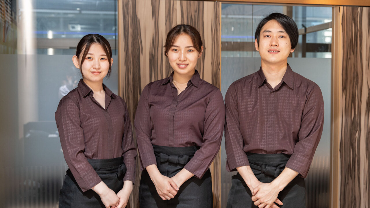 楽蔵で働く人の写真1枚目