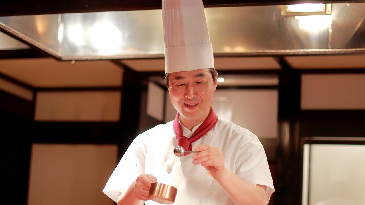 てっぱん料理　味味亭で働く人の写真1枚目