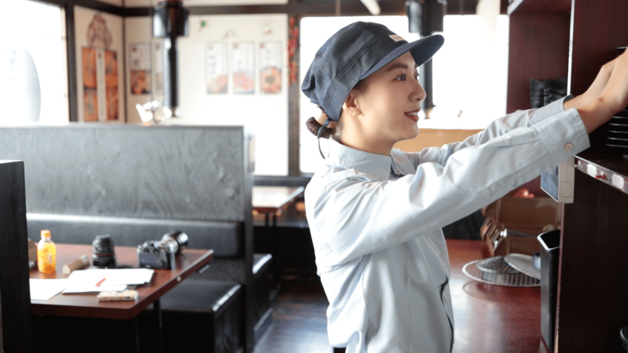 牛角で働く人の写真1枚目