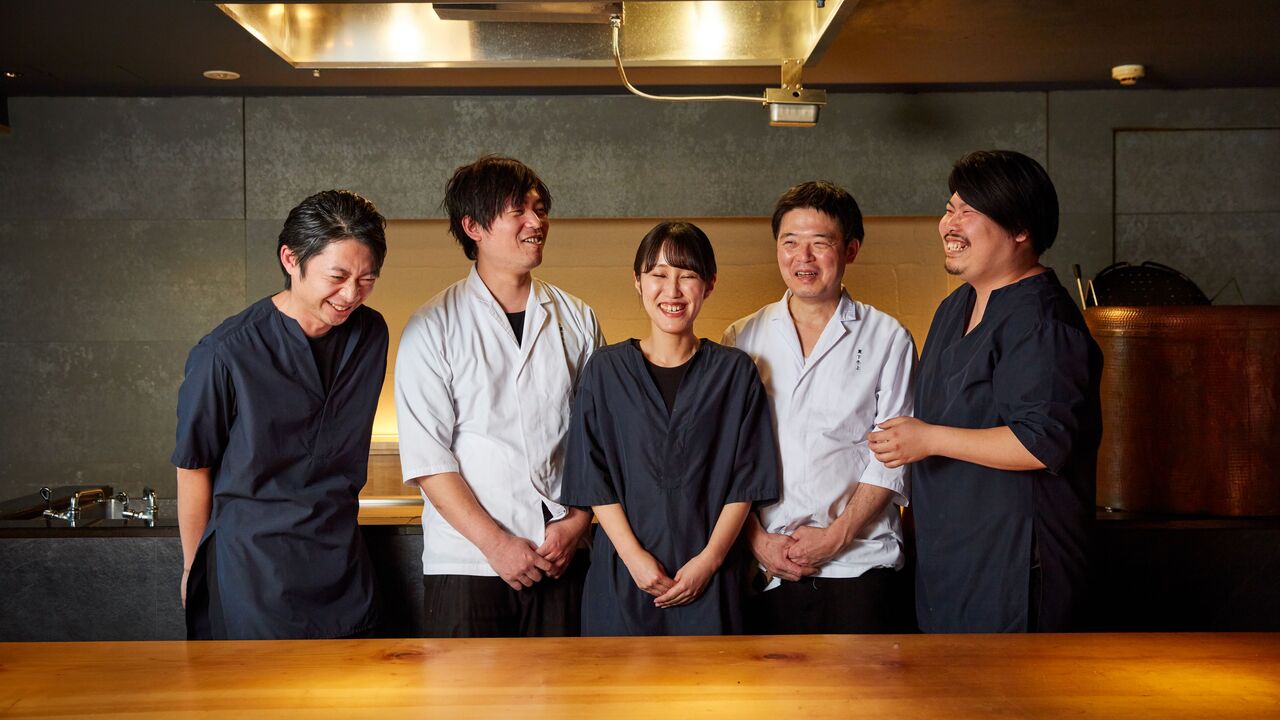 由縁で働く人の写真1枚目