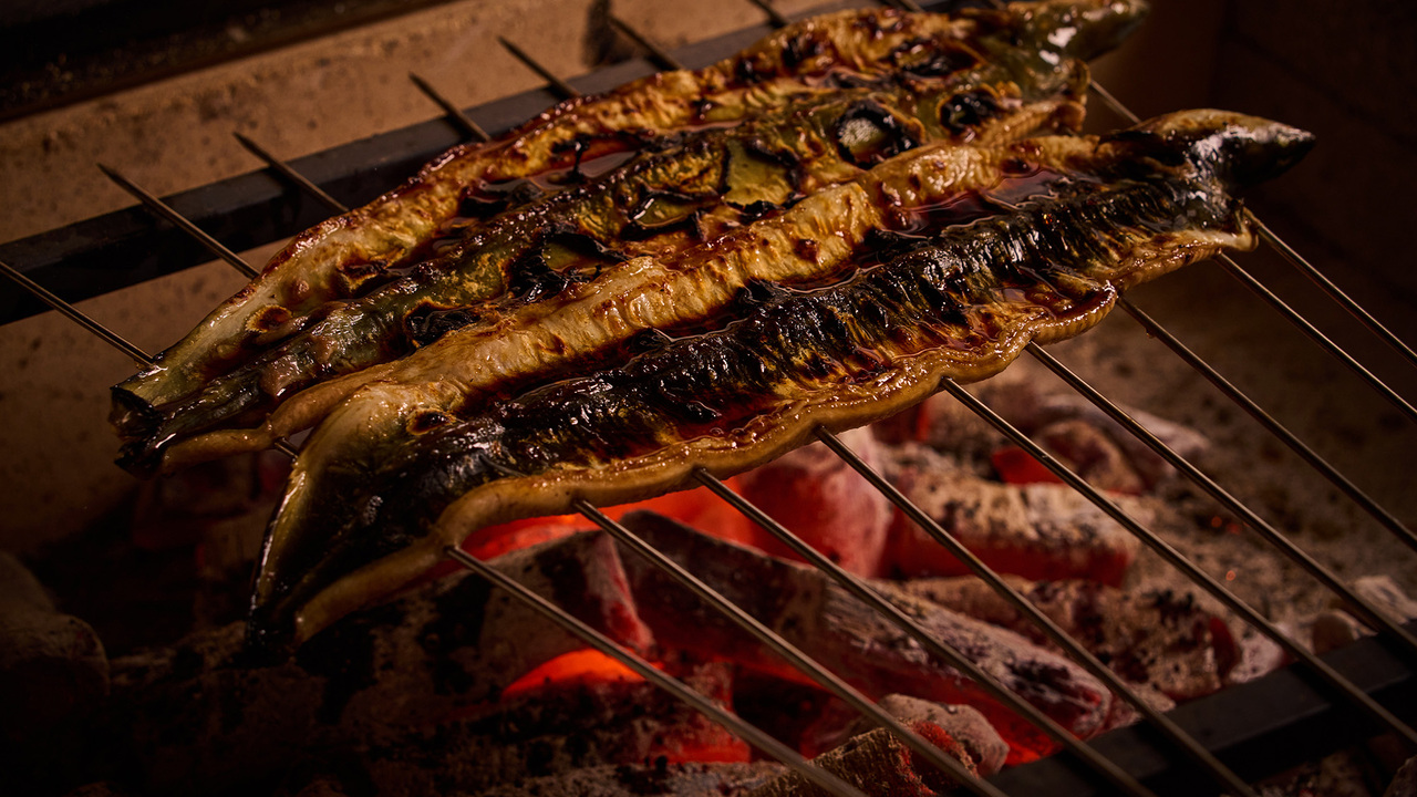 地焼うなぎ 法善寺 山かづで働く人の写真1枚目