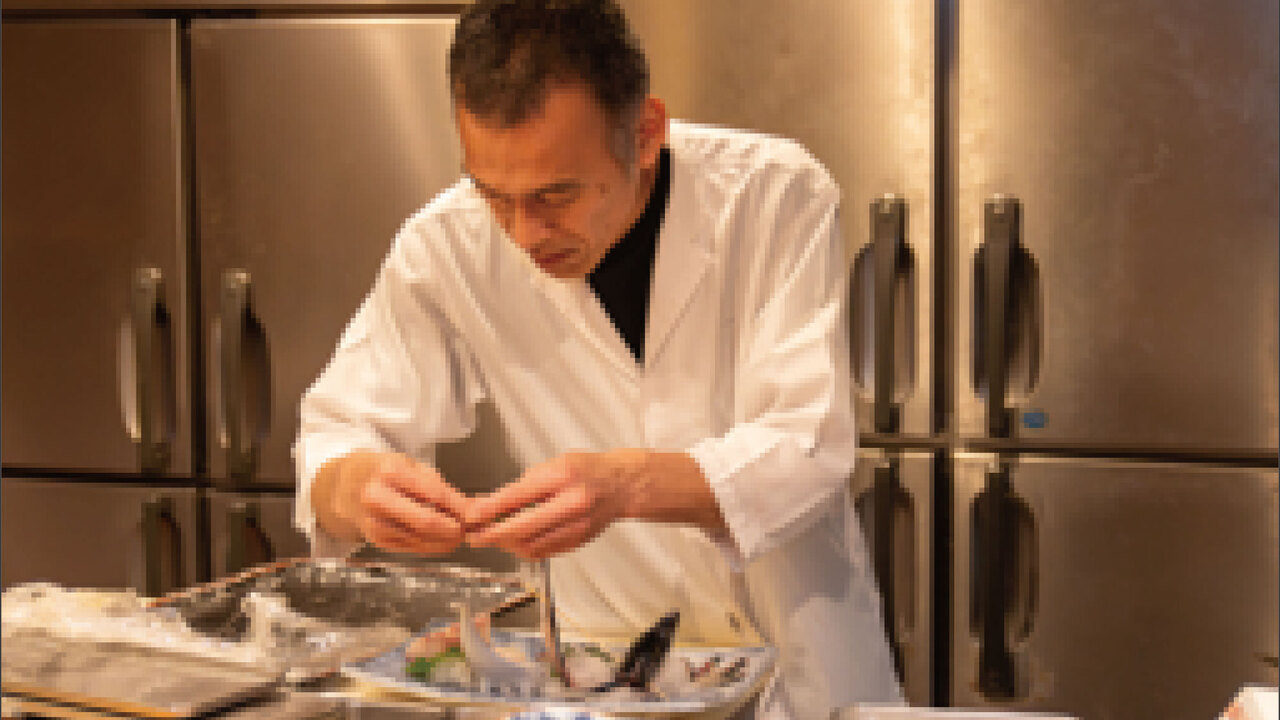 焼鳥とイロリくろ船で働く人の写真2枚目