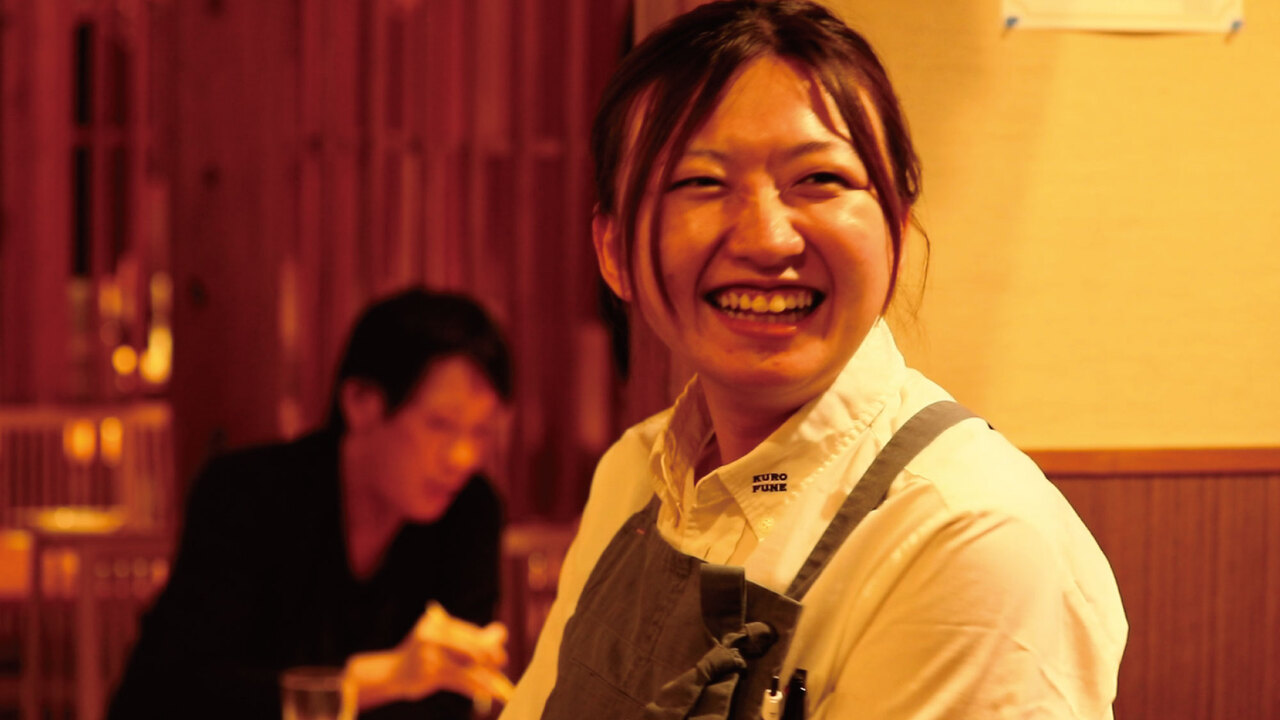 焼鳥とイロリくろ船で働く人の写真4枚目