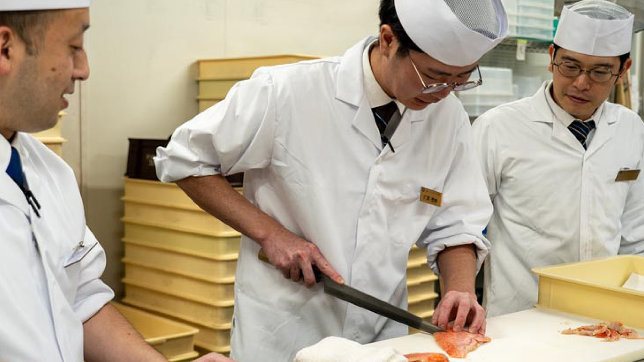 京湯元ハトヤ瑞鳳閣で働く人の写真1枚目