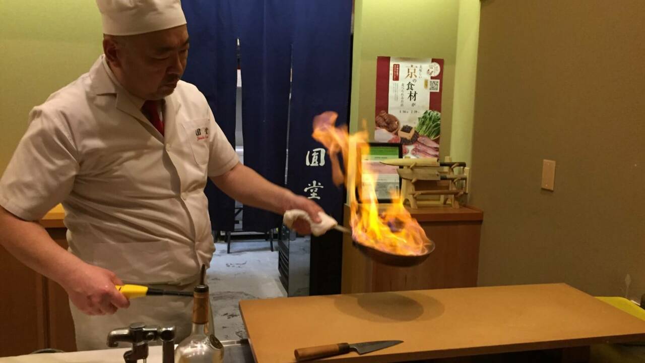 天ぷら圓堂で働く人の写真2枚目