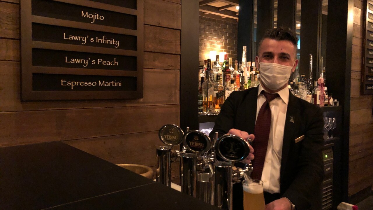 ロウリーズ・ザ・プライムリブで働く人の写真3枚目