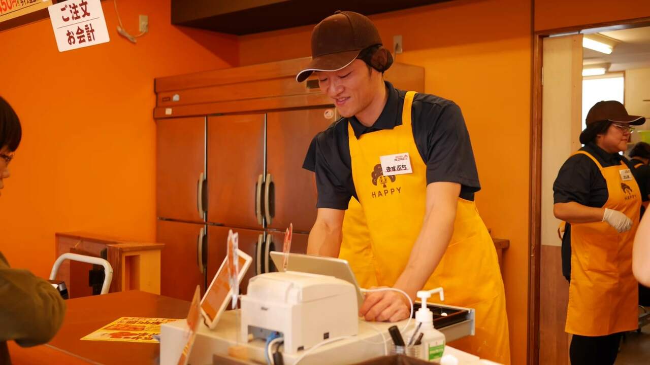 はっぴ商店で働く人の写真1枚目