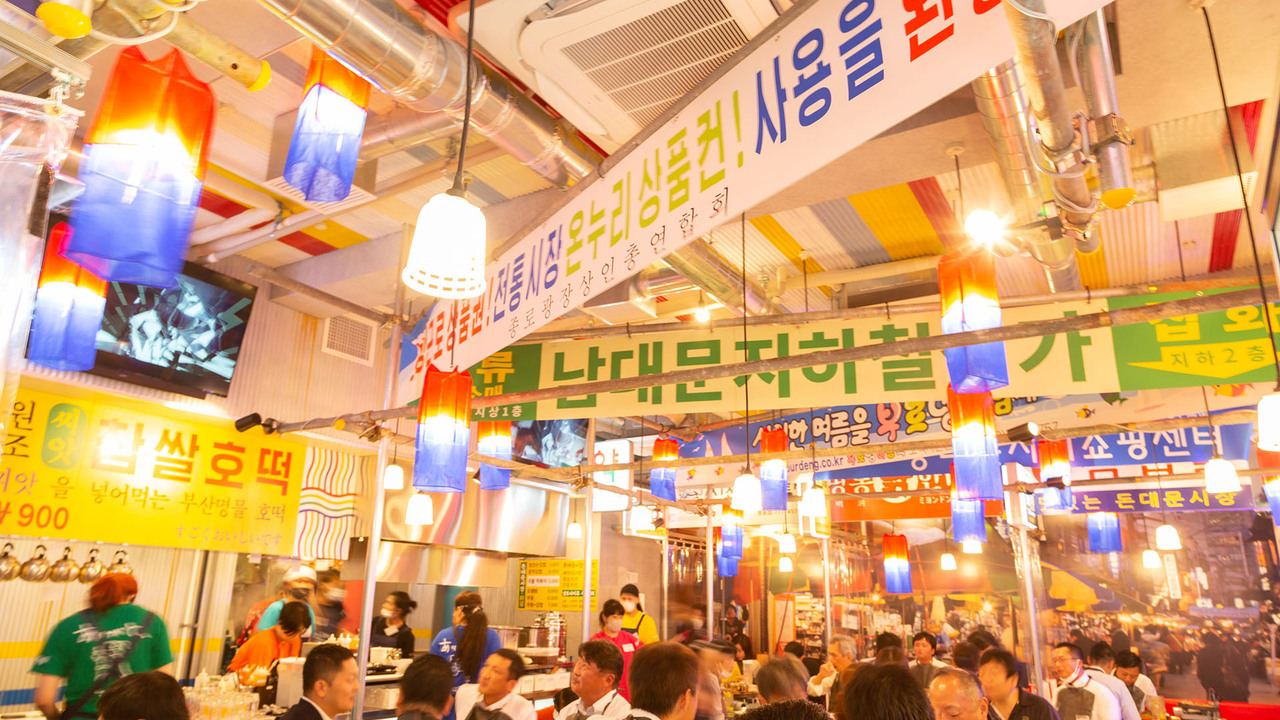 豚大門市場で働く人の写真2枚目