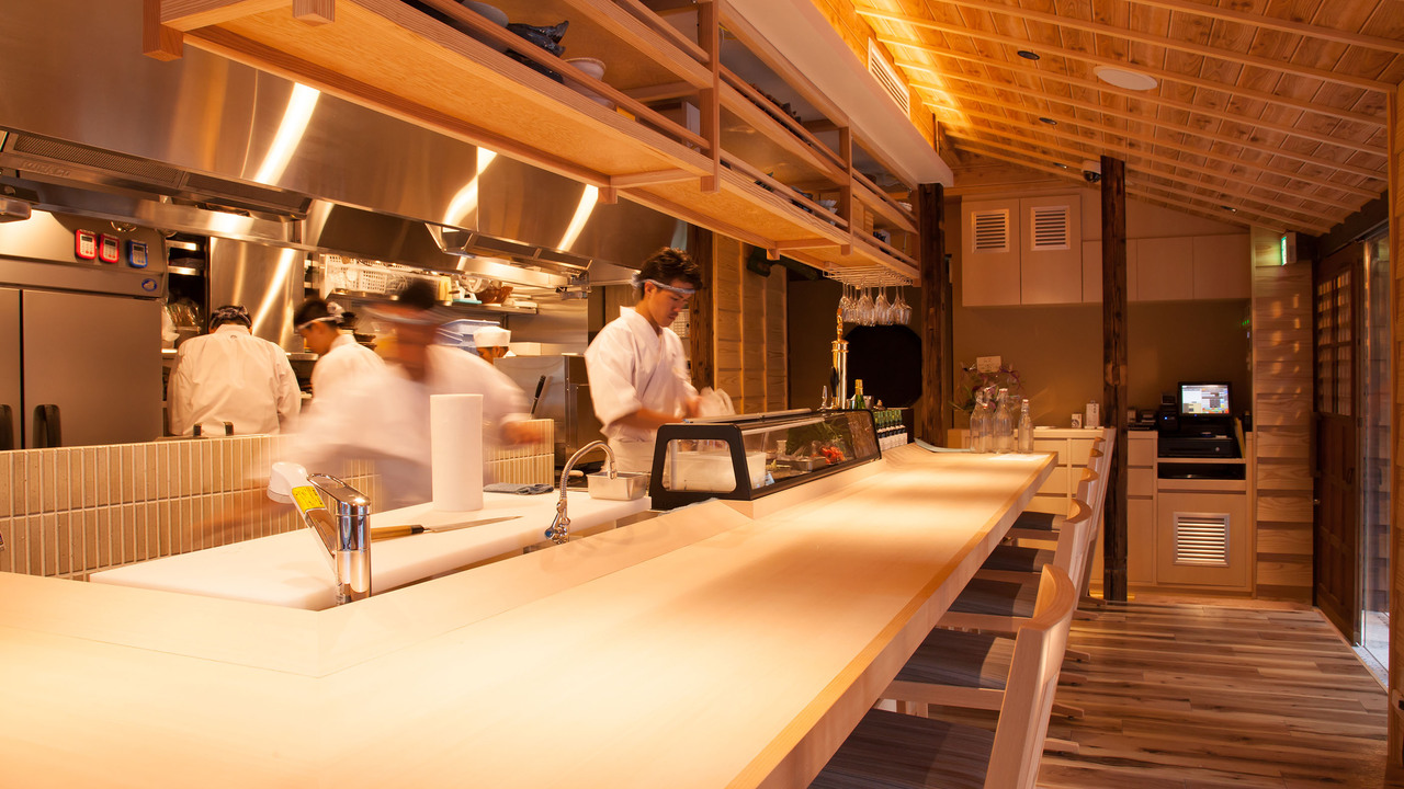 魚釜で働く人の写真1枚目