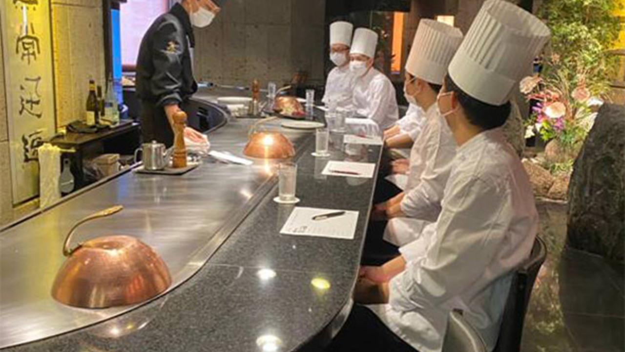 高級鉄板焼き集で働く人の写真1枚目