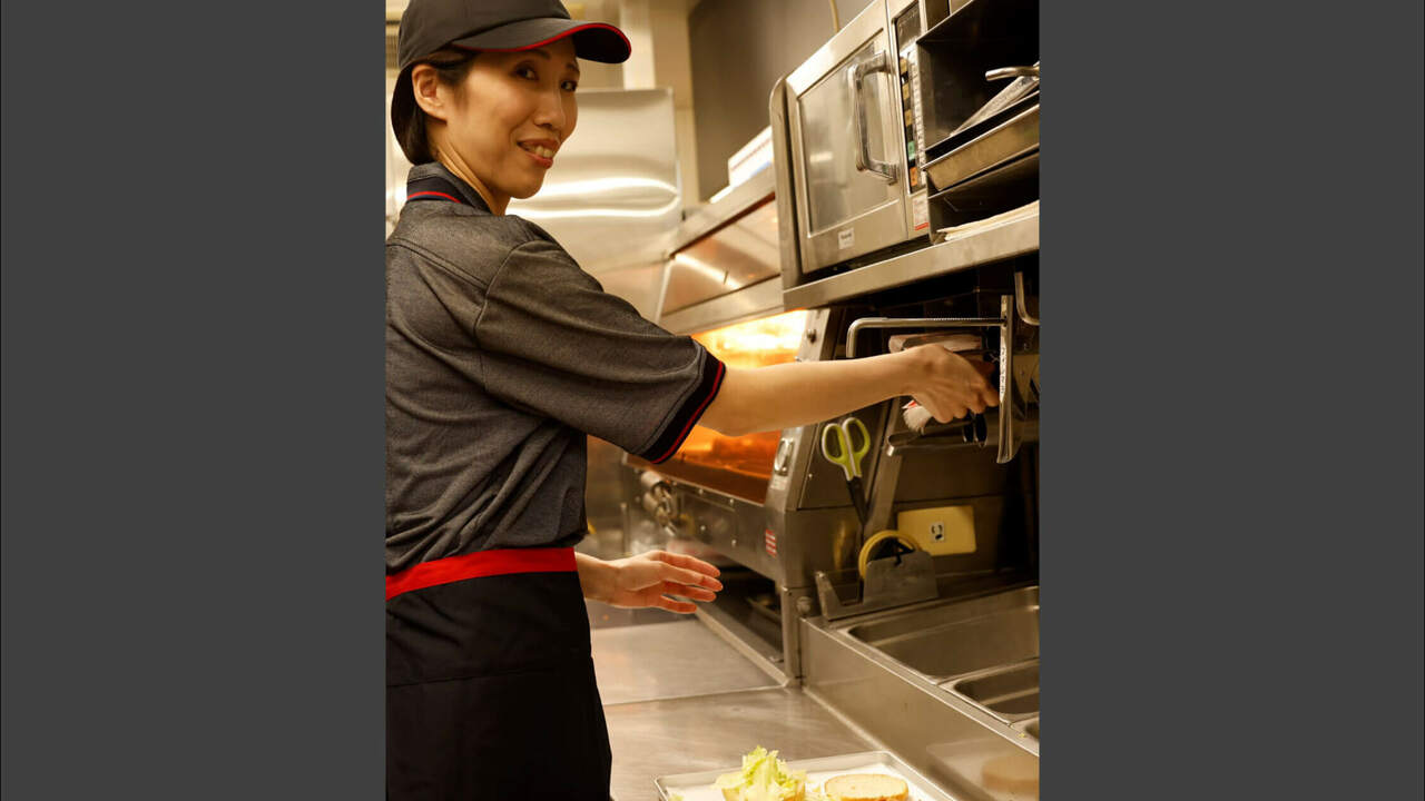 ケンタッキー・フライド・チキンで働く人の写真3枚目