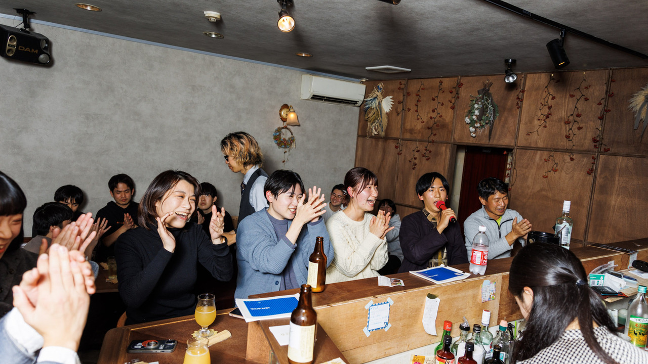スナック水中で働く人の写真3枚目