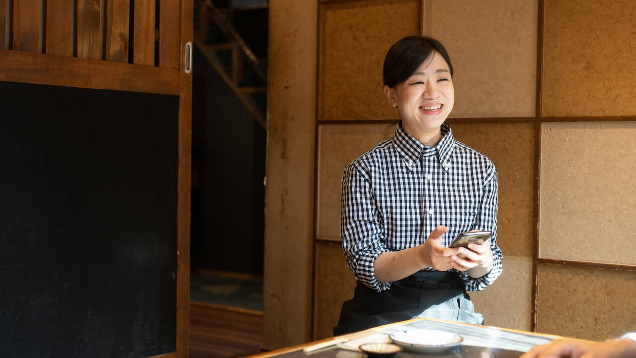 御肴ずっころばしで働く人の写真1枚目
