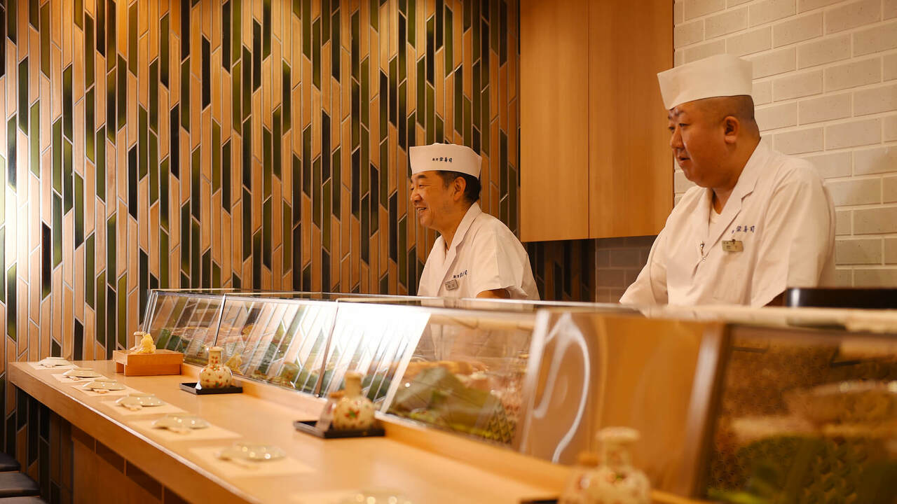 新宿栄寿司で働く人の写真1枚目