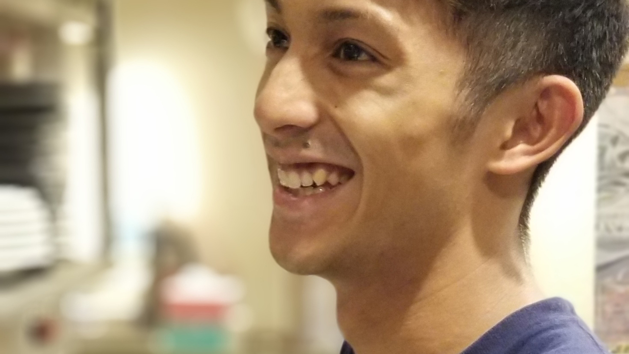 マルハのカルビ丼で働く人の写真1枚目