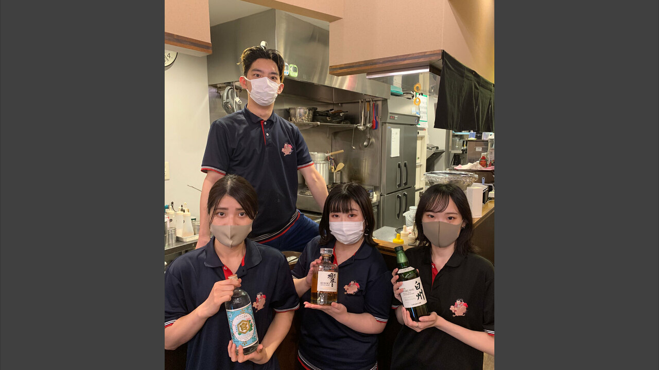 80円焼鳥で働く人の写真1枚目