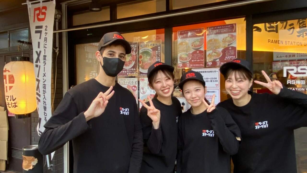 ラーメンステーションで働く人の写真1枚目