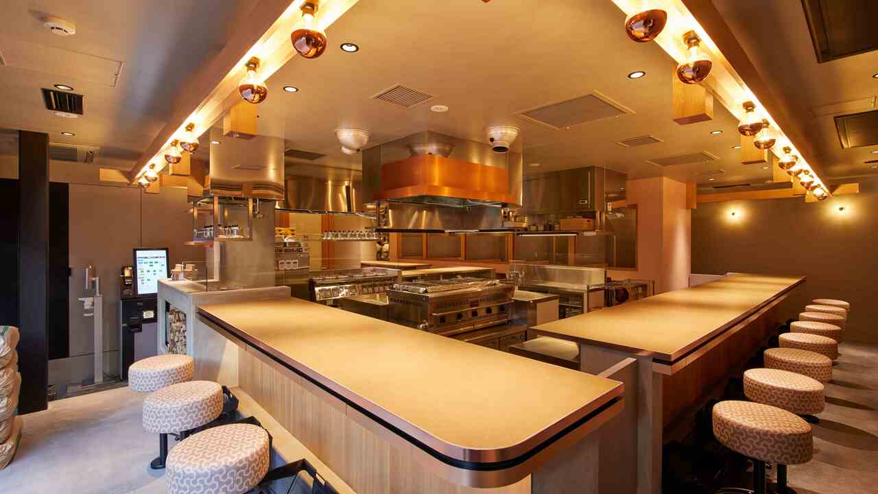 釜元はん米衛で働く人の写真1枚目