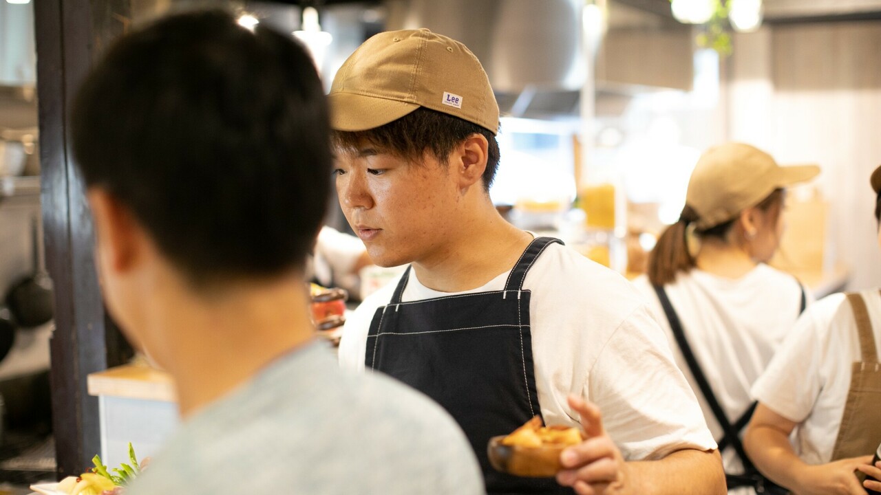 鶏出汁おでんと焼鳥つじやで働く人の写真1枚目