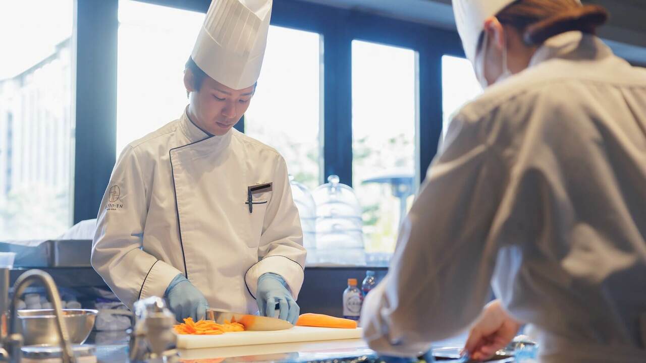 八芳園で働く人の写真1枚目
