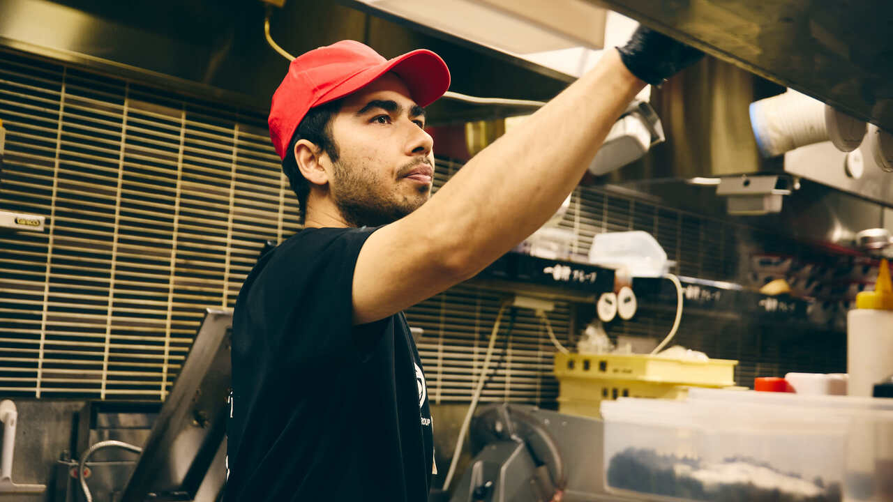 豚骨ラーメン一番軒で働く人の写真3枚目