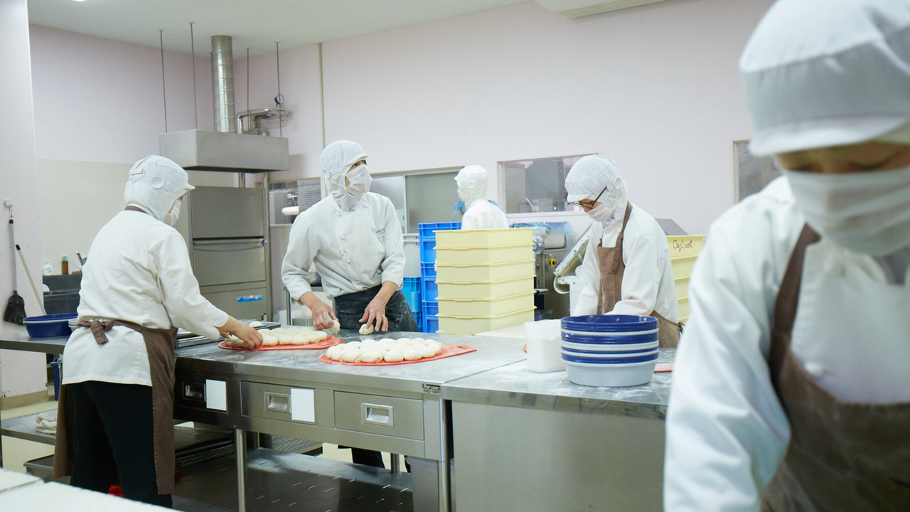 小麦家セントラルキッチンで働く人の写真2枚目