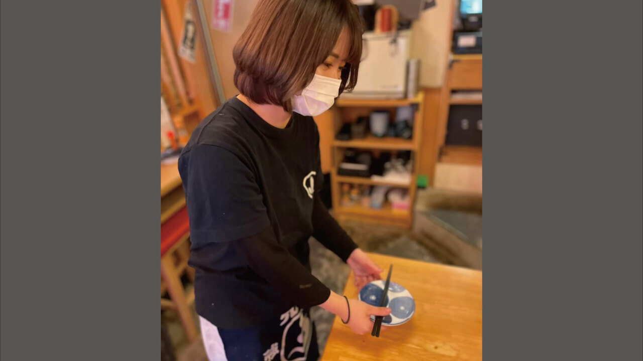 うな串焼鳥う福で働く人の写真4枚目