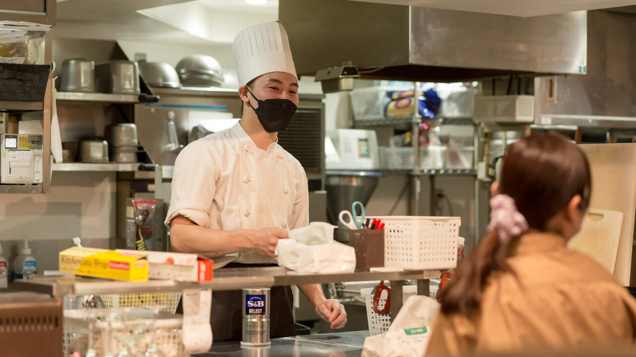 ステーキ＆ハンバーグ Denver Premiumで働く人の写真2枚目