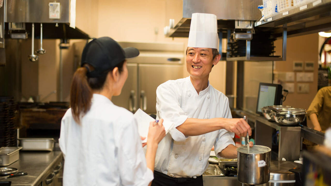 ステーキ＆ハンバーグ Denver Premiumで働く人の写真3枚目