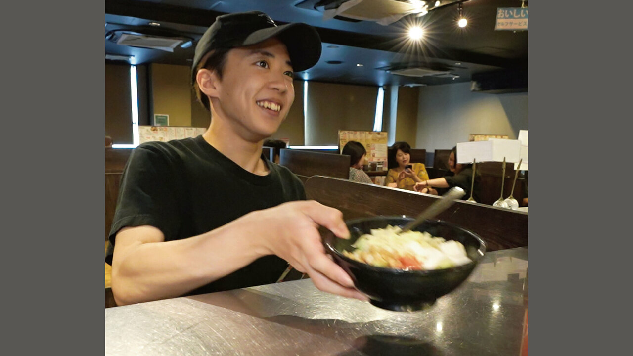 粉やで働く人の写真1枚目