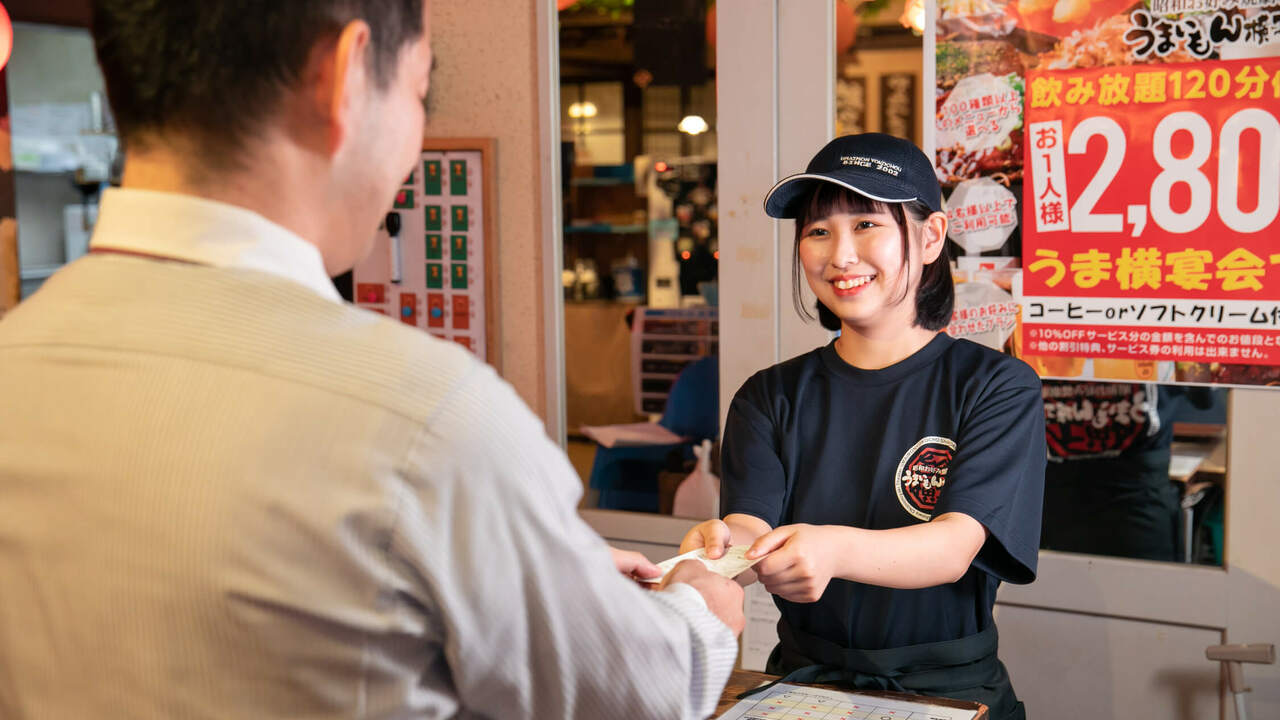 うまいもん横丁で働く人の写真1枚目