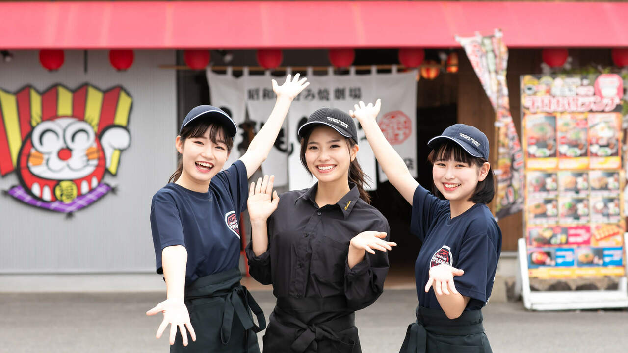 うまいもん横丁で働く人の写真2枚目