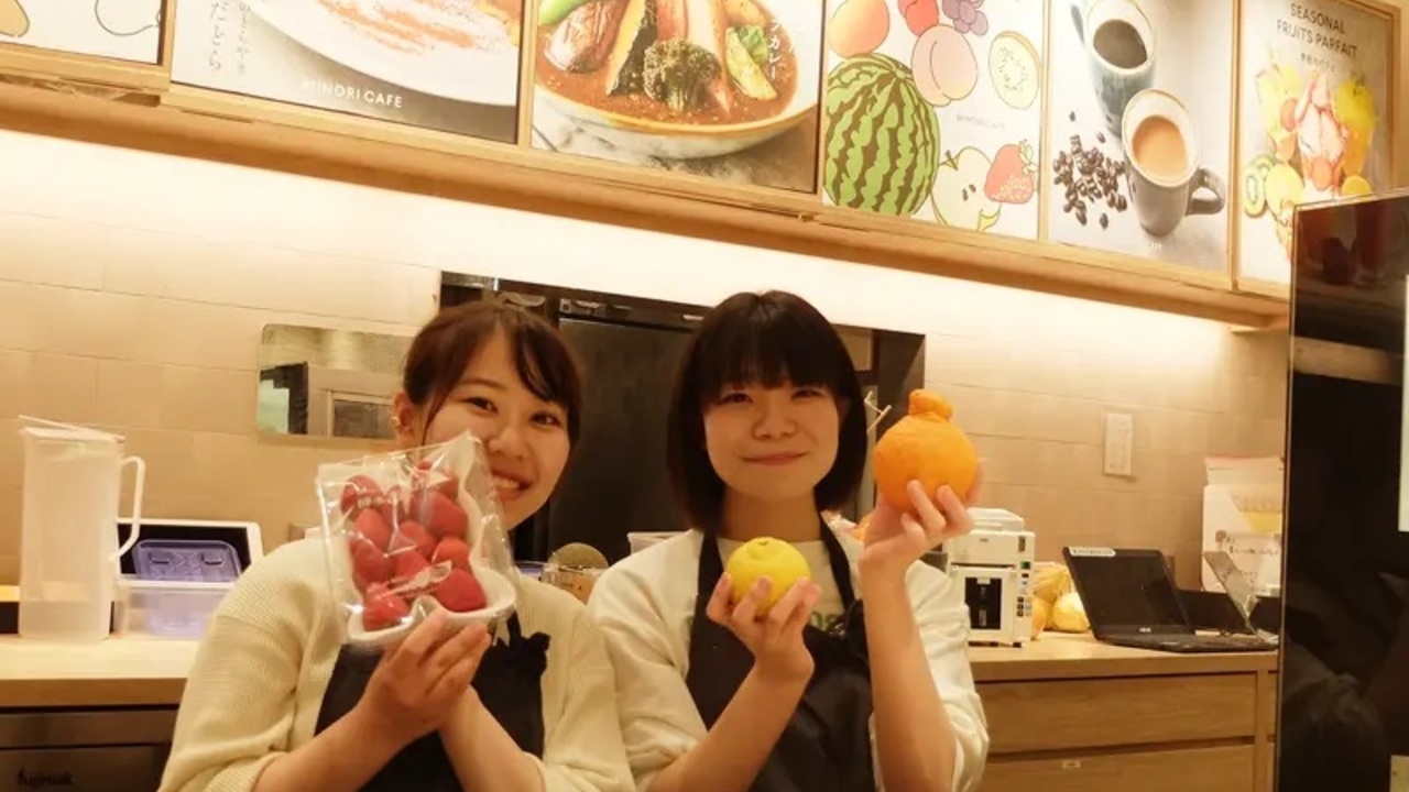 みのりカフェで働く人の写真1枚目