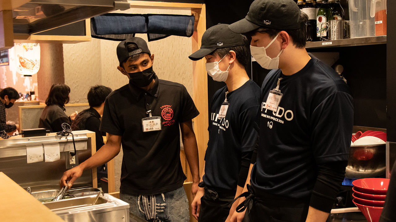 博多一風堂で働く人の写真3枚目