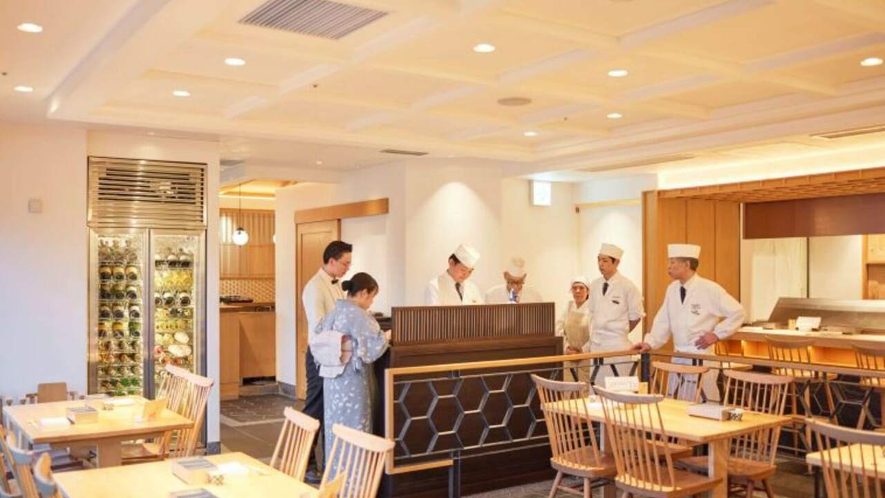 てんぷら山の上で働く人の写真2枚目