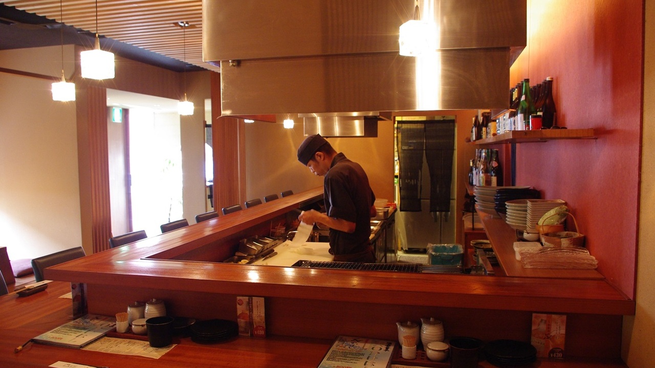 串揚げいなせやで働く人の写真1枚目