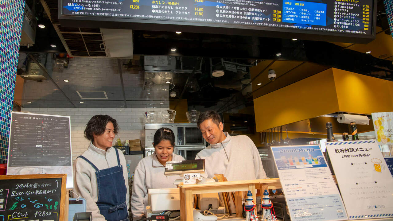 クラフトキッチンで働く人の写真1枚目