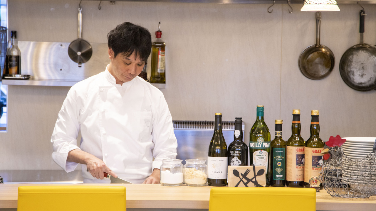 洋食レストランで働く人の写真1枚目