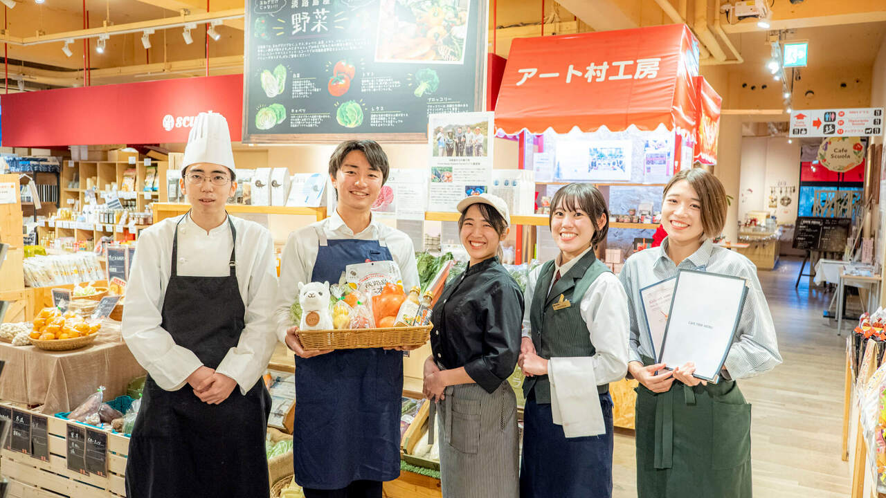 カフェ・スコーラで働く人の写真1枚目