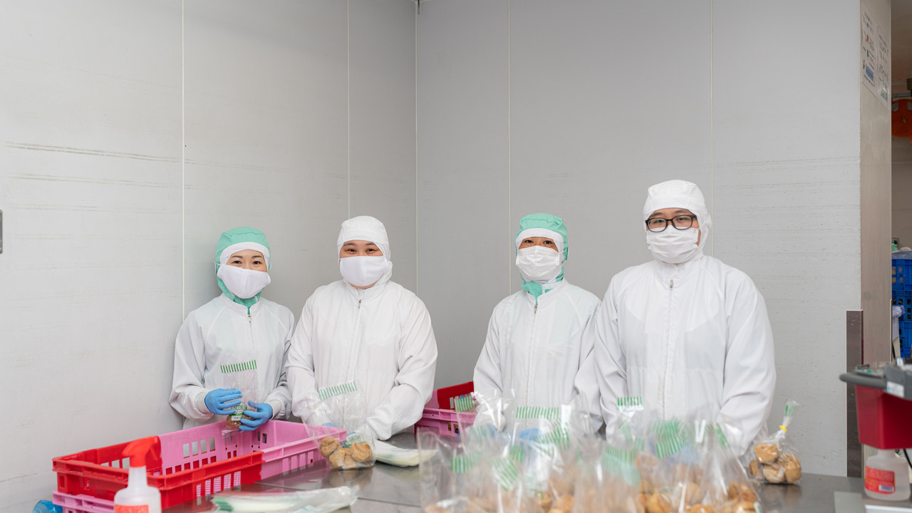 成城石井　セントラルキッチンで働く人の写真1枚目