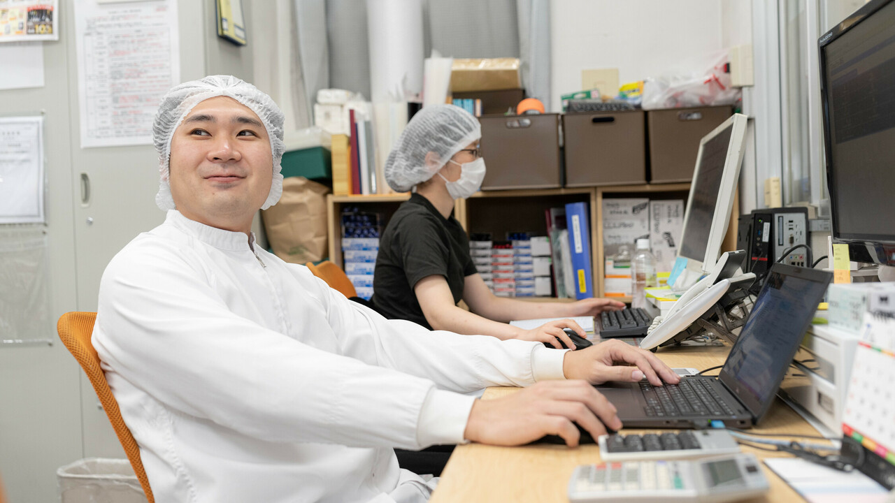 成城石井　セントラルキッチンで働く人の写真2枚目