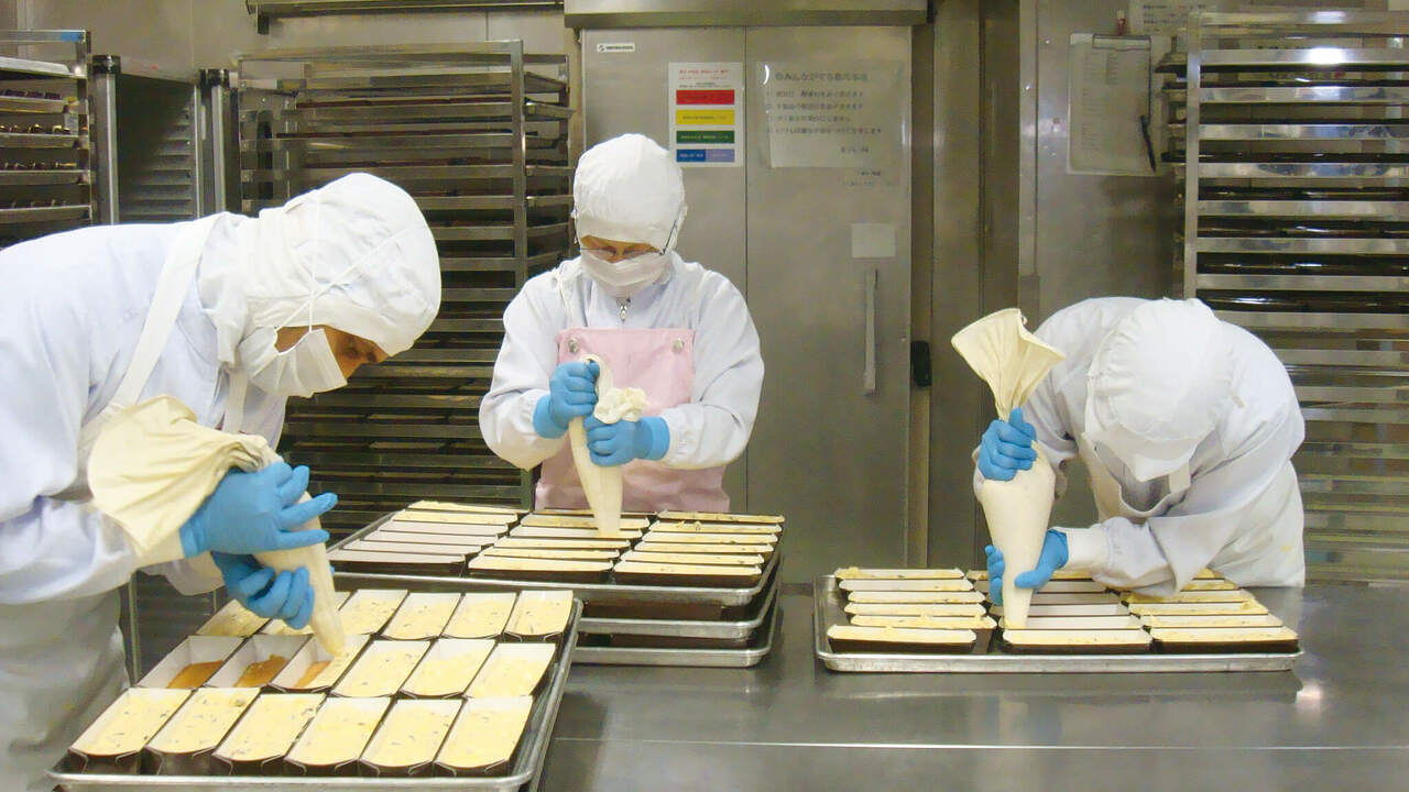 成城石井　セントラルキッチンで働く人の写真3枚目