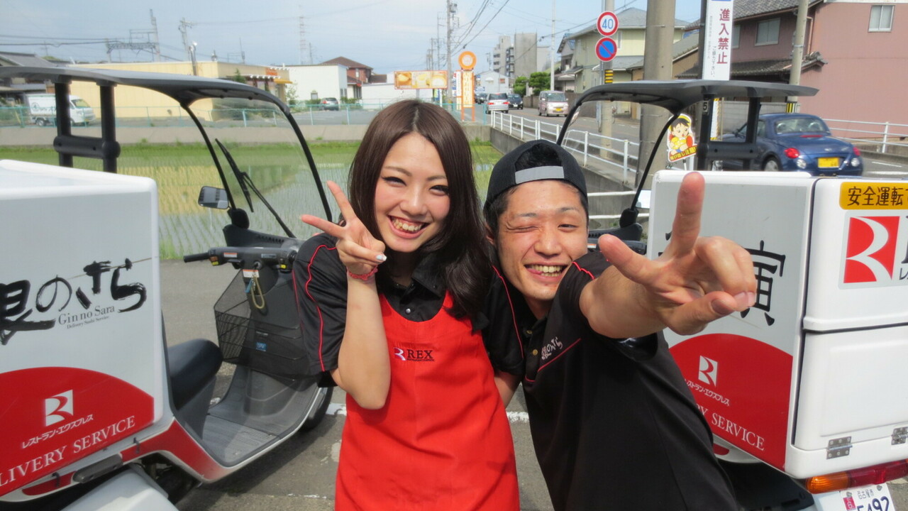 銀のさらで働く人の写真1枚目