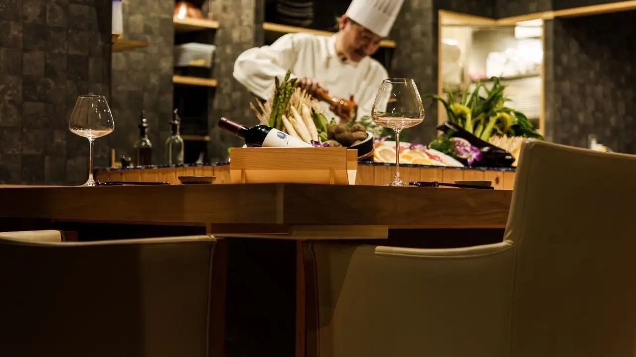 鉄板 薊 で働く人の写真2枚目