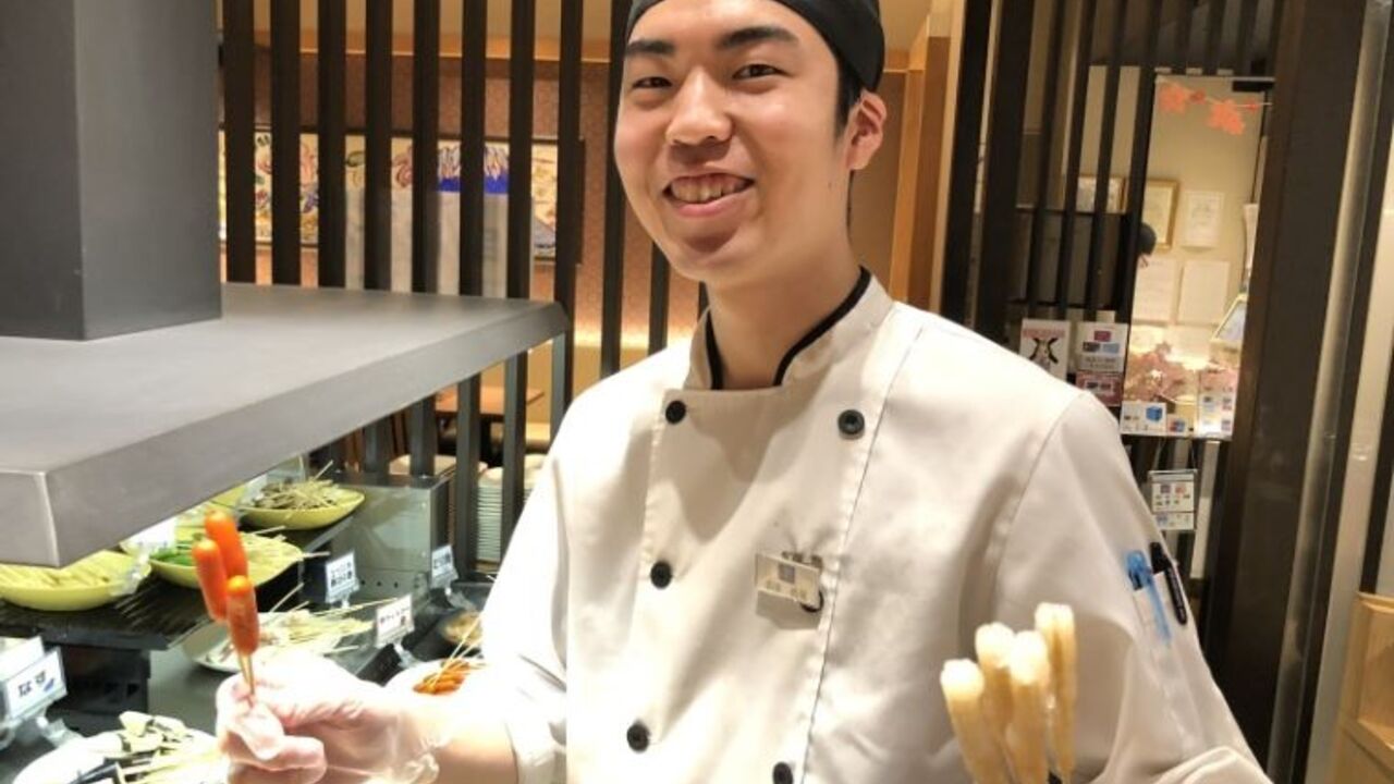 串まるで働く人の写真1枚目