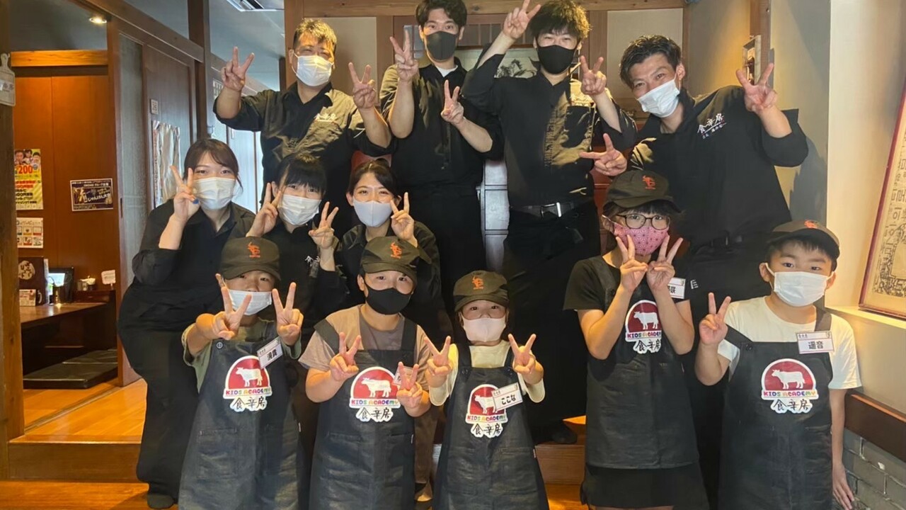 食辛房で働く人の写真3枚目