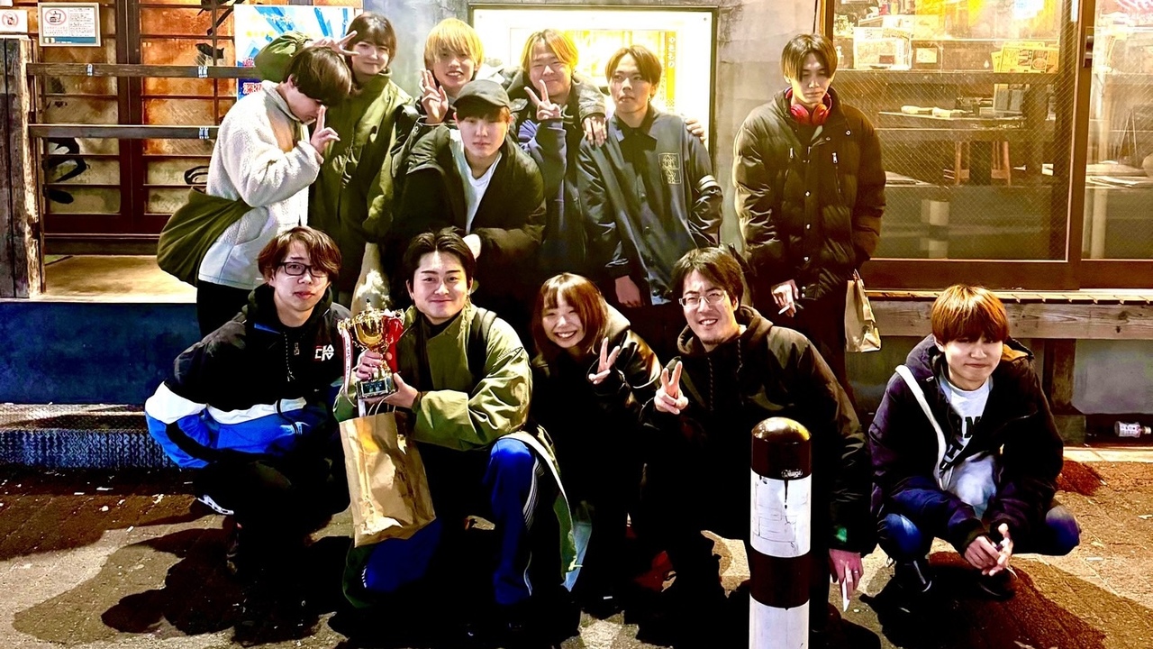 まな板の上のサカナで働く人の写真1枚目